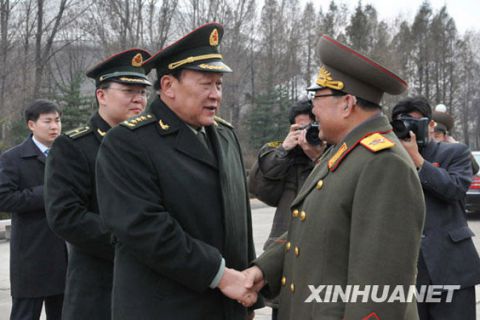国防部长梁光烈抵达朝鲜开始为期5天访问(图)