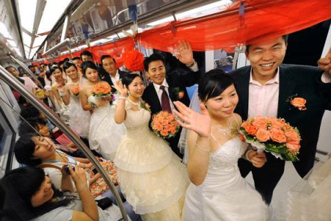 15对新人举行海峡两岸地铁集体婚礼[组图]