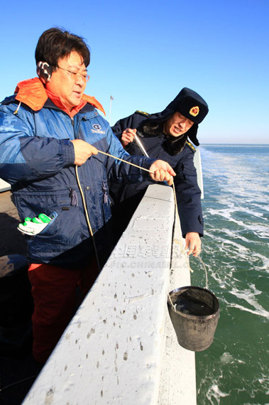 中国海军出动破冰船应对渤海黄海冰冻灾害