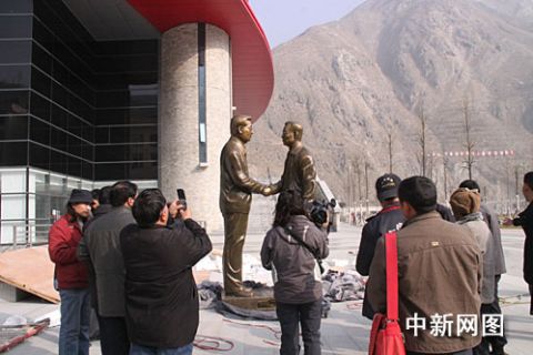 汶川博物馆收藏胡锦涛温家宝在灾区雕塑