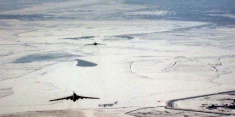 空军战机在黄河试投炸弹准备炸冰排险